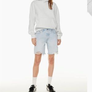 NWT Aritzia color Lt Indigo Destructed blue '90s 501 Jean Short